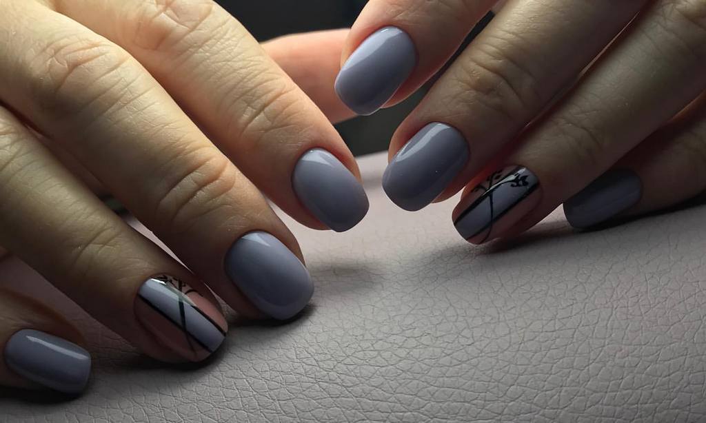 Фото темного маникюра - идеи дизайнов серого маникюра 2022 года на короткие и длинные ногти