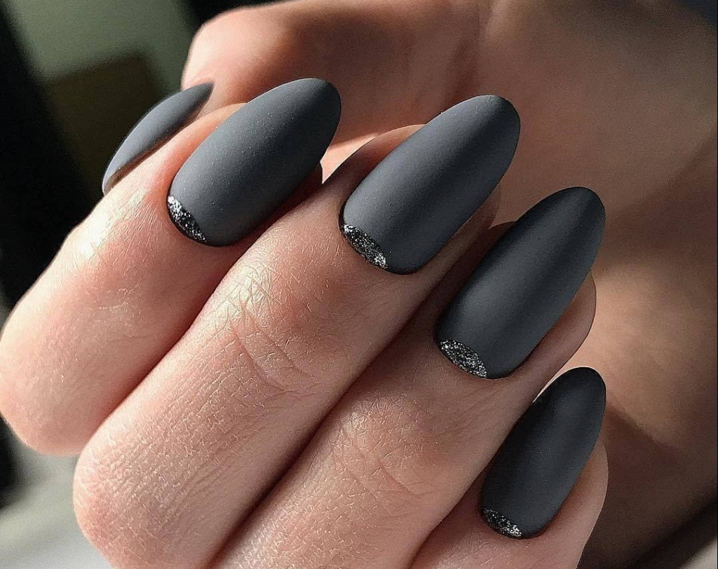 Темный маникюр - идеи дизайнов серого маникюра 2022 года на короткие и длинные ногти