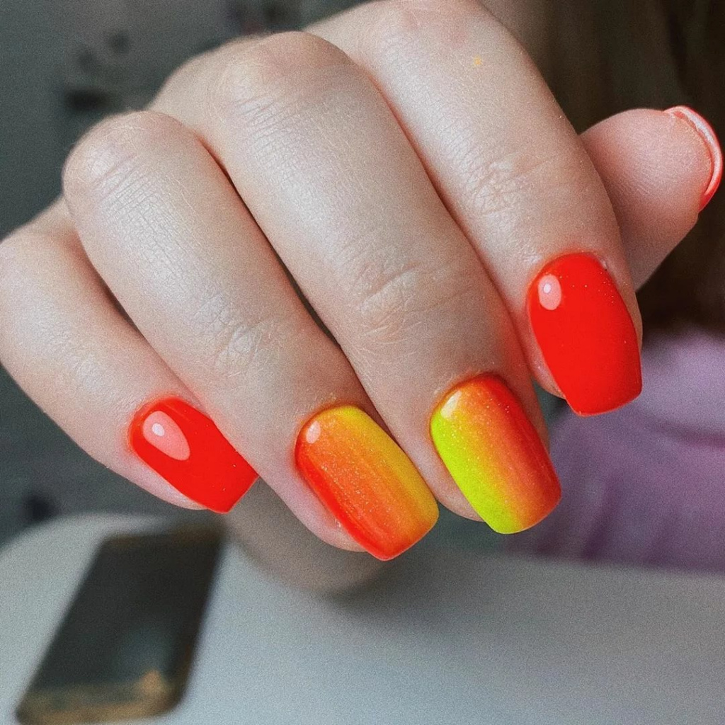 Новинки маникюра 2022-2023: дизайн ногтей с красным гель-лаком