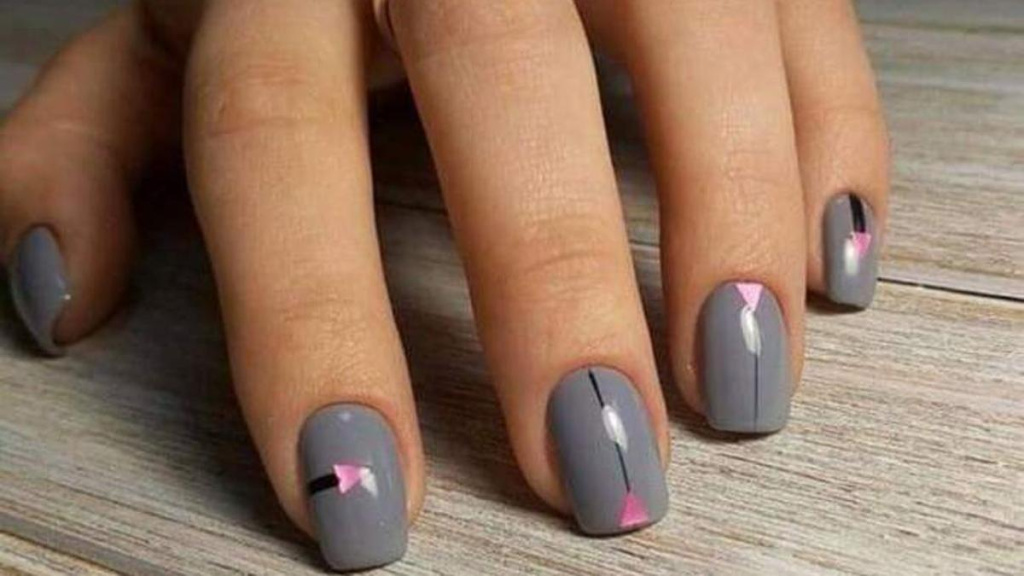 Фото темного маникюра - идеи дизайнов серого маникюра 2022 года на короткие и длинные ногти