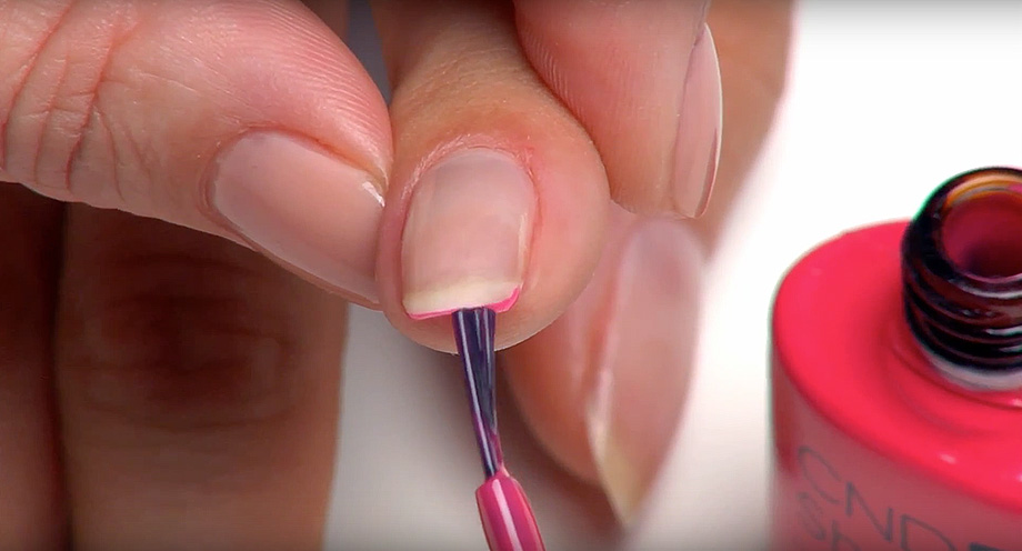 покрыть кончик ногтя лаком чтобы предотвратить расслоение и выпадение лака на конце ногтя