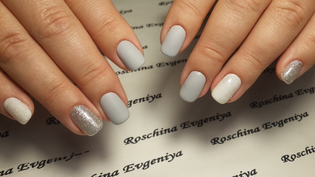 Фото темного маникюра - идеи дизайнов серого маникюра 2022 года на короткие и длинные ногти