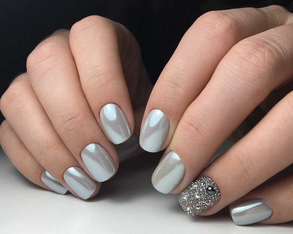 Фото темного маникюра - идеи дизайнов серого маникюра 2022 года на короткие и длинные ногти