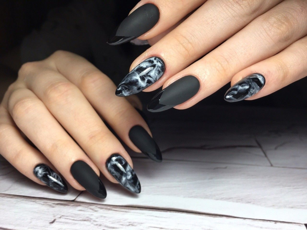 Темный маникюр - идеи дизайнов серого маникюра 2022 года на короткие и длинные ногти