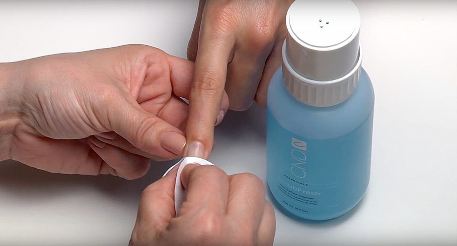 Процесс обезжиривания ногтевой пластины