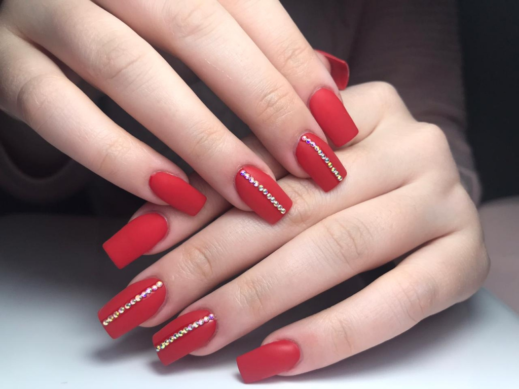 Новинки маникюра 2022-2023: дизайн ногтей с красным гель-лаком