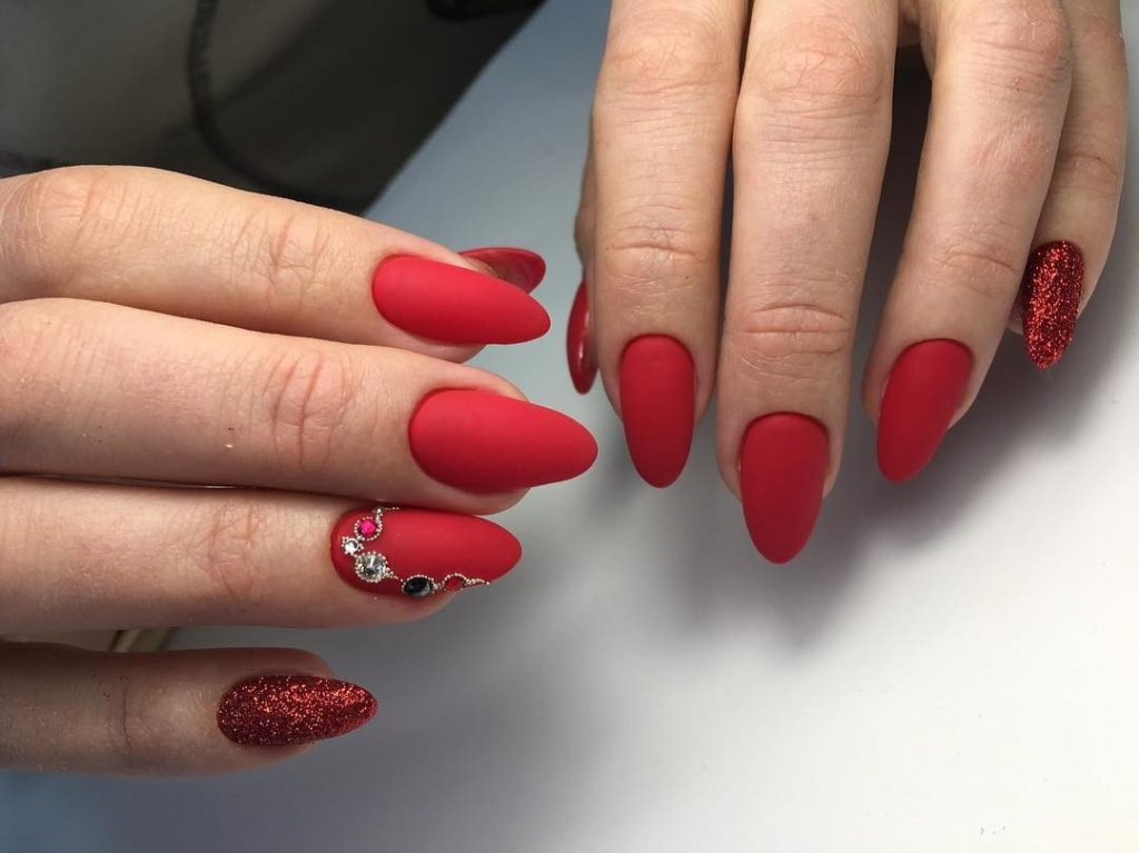 Новинки маникюра 2022-2023: дизайн ногтей с красным гель-лаком