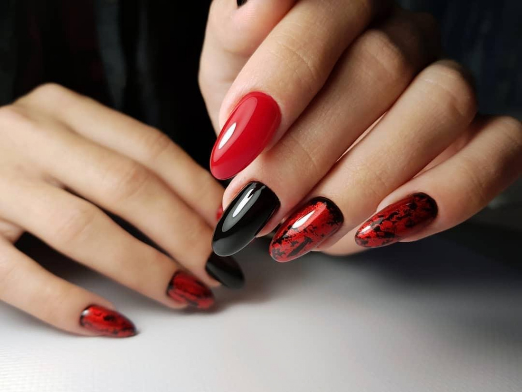 Комбинированный красный маникюр