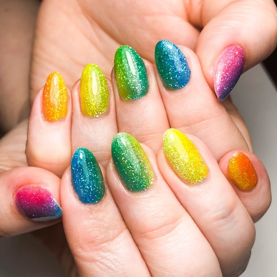 Маникюр с блестками - виды материала, особенности и техники нанесения - фото