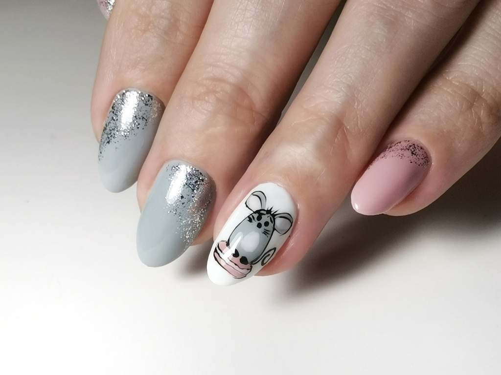 Фото темного маникюра - идеи дизайнов серого маникюра 2022 года на короткие и длинные ногти