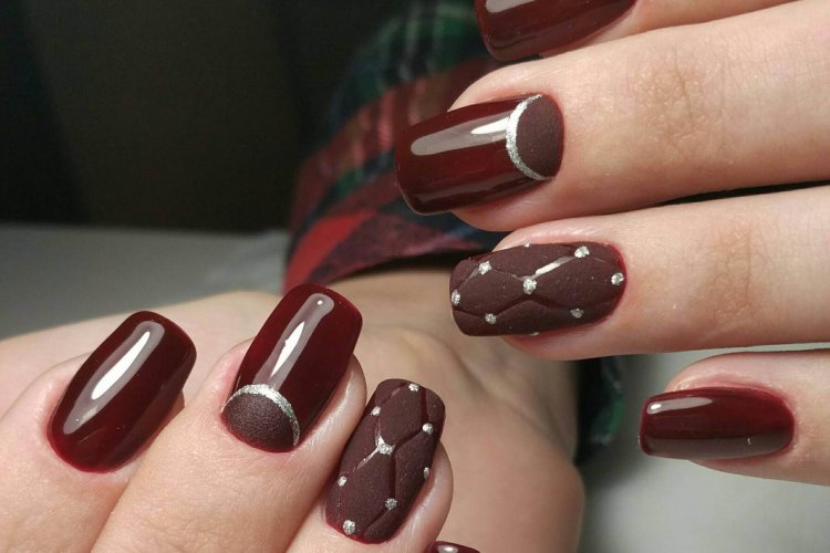 Новинки маникюра 2022-2023: дизайн ногтей с красным гель-лаком