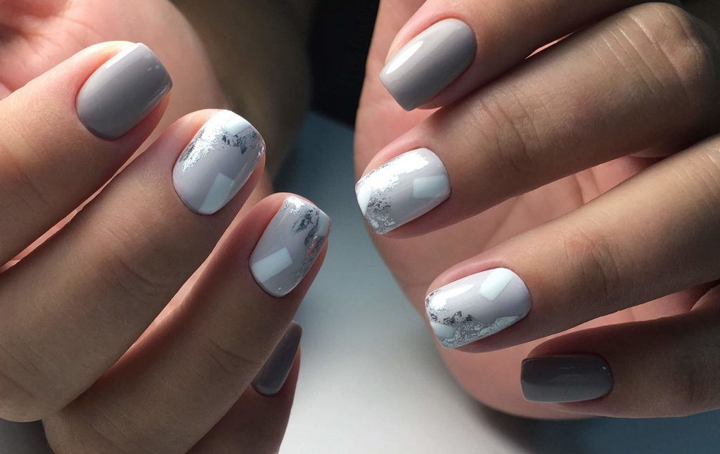 Фото темного маникюра - идеи дизайнов серого маникюра 2022 года на короткие и длинные ногти