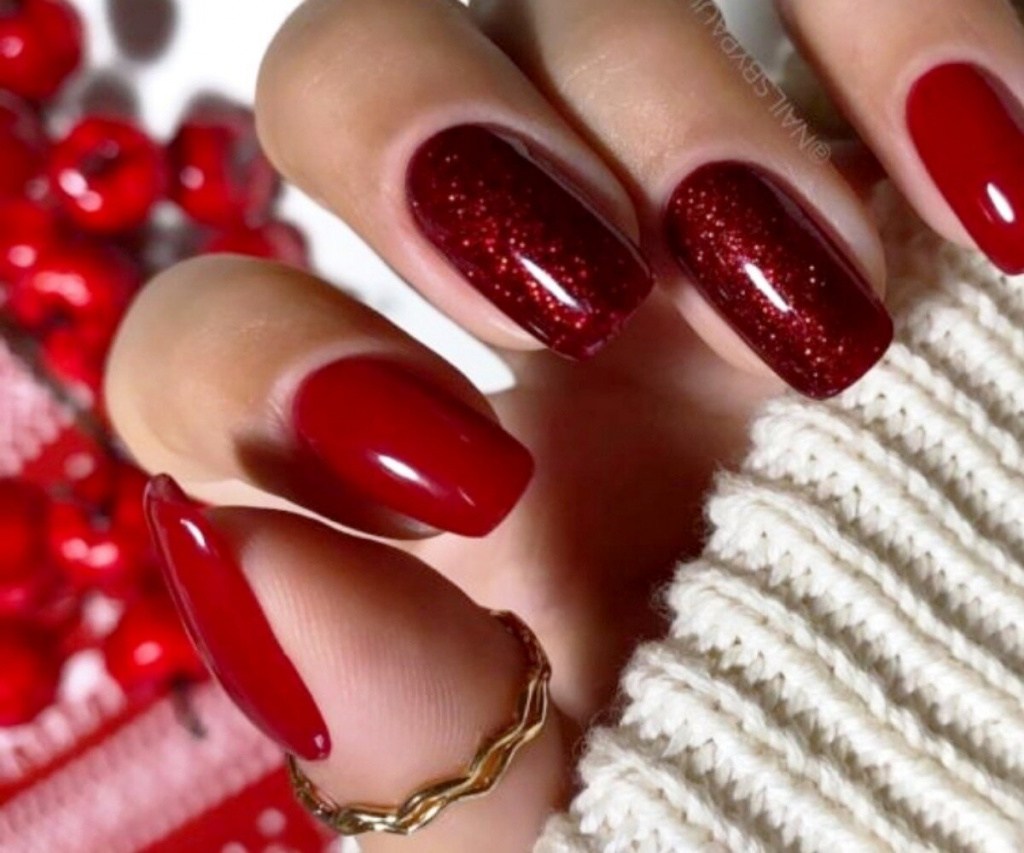 Новинки маникюра 2022-2023: дизайн ногтей с красным гель-лаком