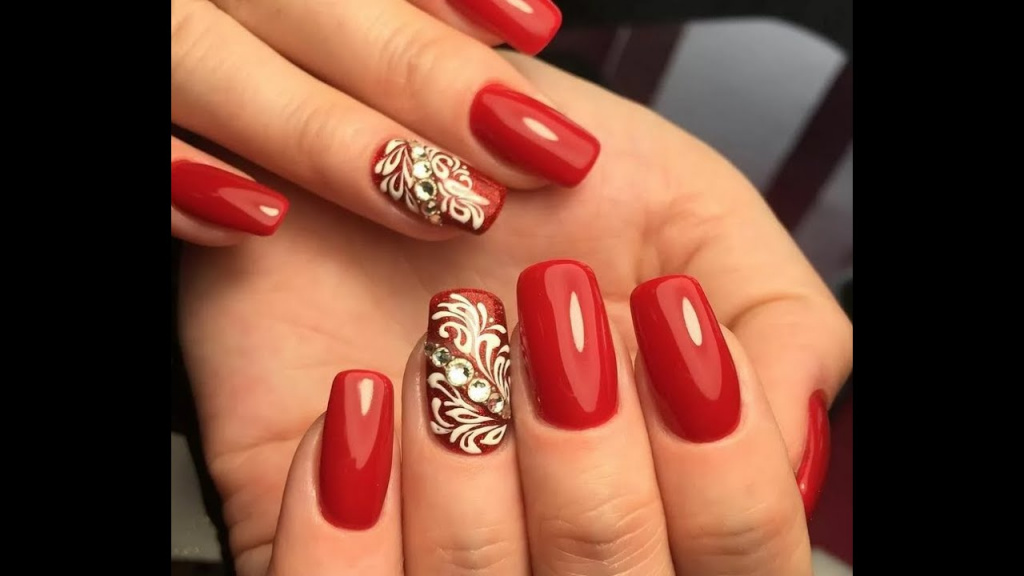 Новинки маникюра 2022-2023: дизайн ногтей с красным гель-лаком