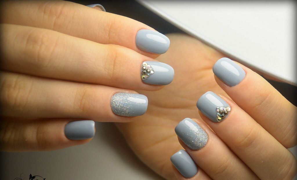 Фото темного маникюра - идеи дизайнов серого маникюра 2022 года на короткие и длинные ногти