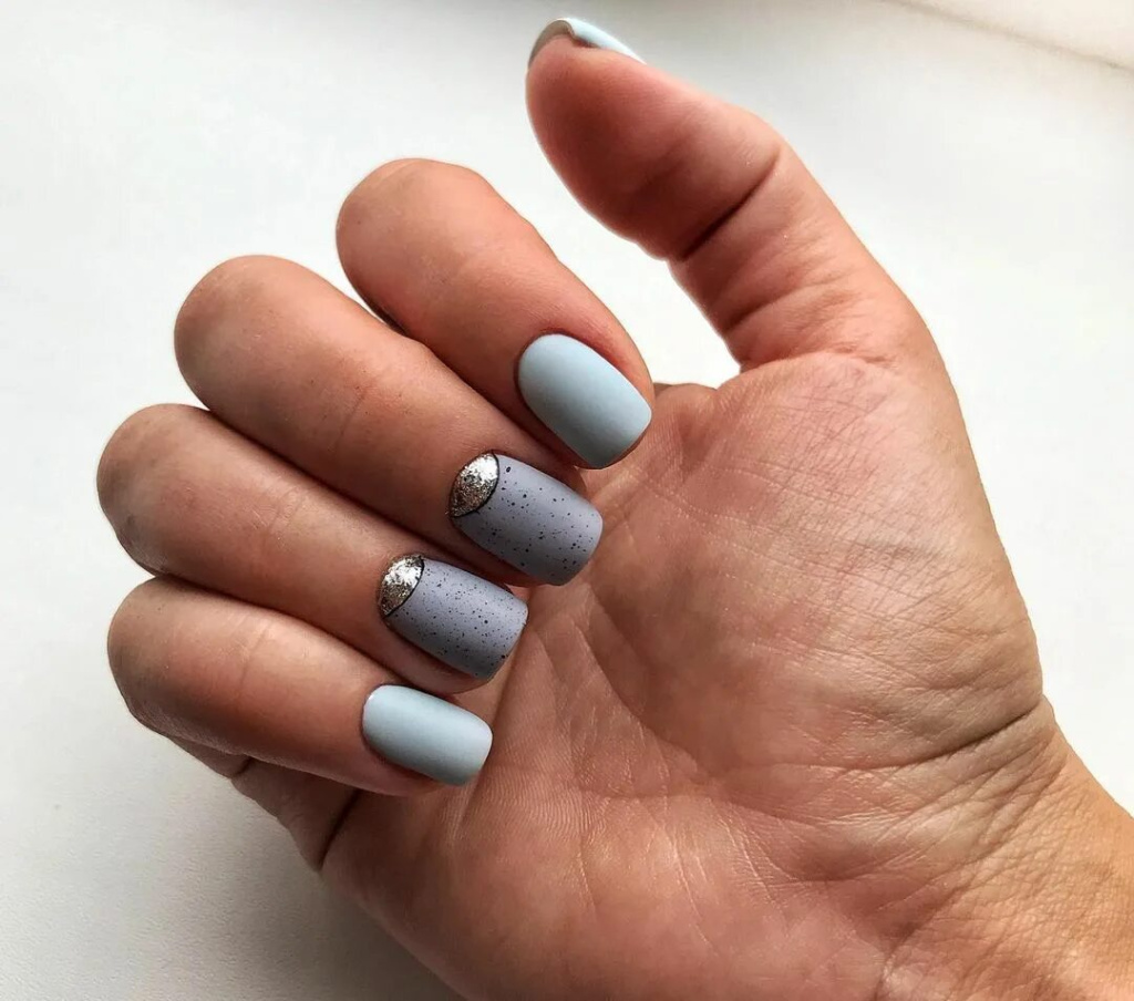 Темный маникюр - идеи дизайнов серого маникюра 2022 года на короткие и длинные ногти