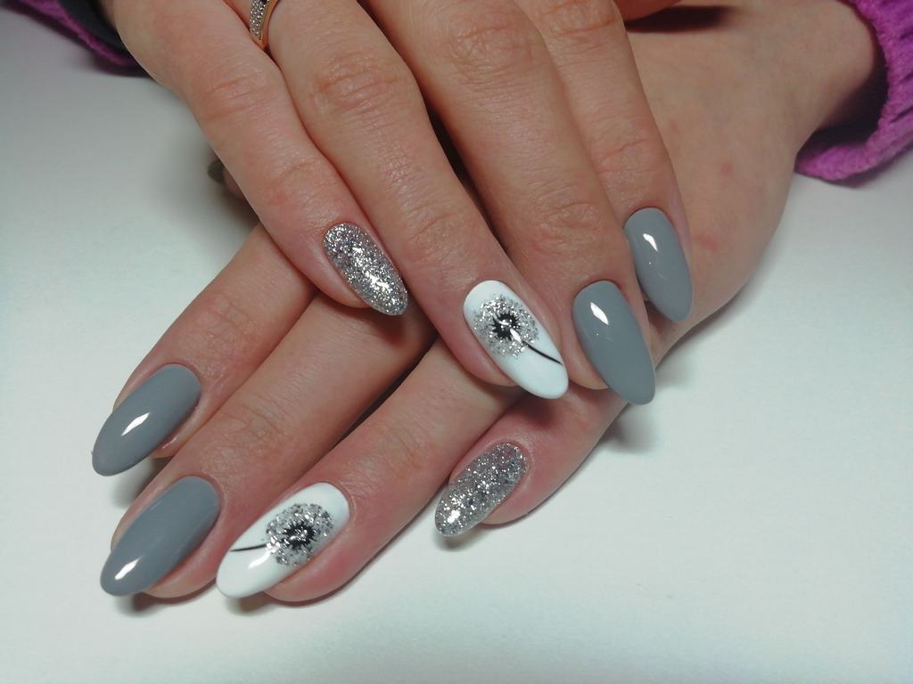 Фото темного маникюра - идеи дизайнов серого маникюра 2022 года на короткие и длинные ногти