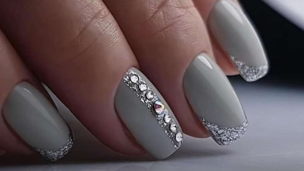 Темный маникюр - идеи дизайнов серого маникюра 2022 года на короткие и длинные ногти