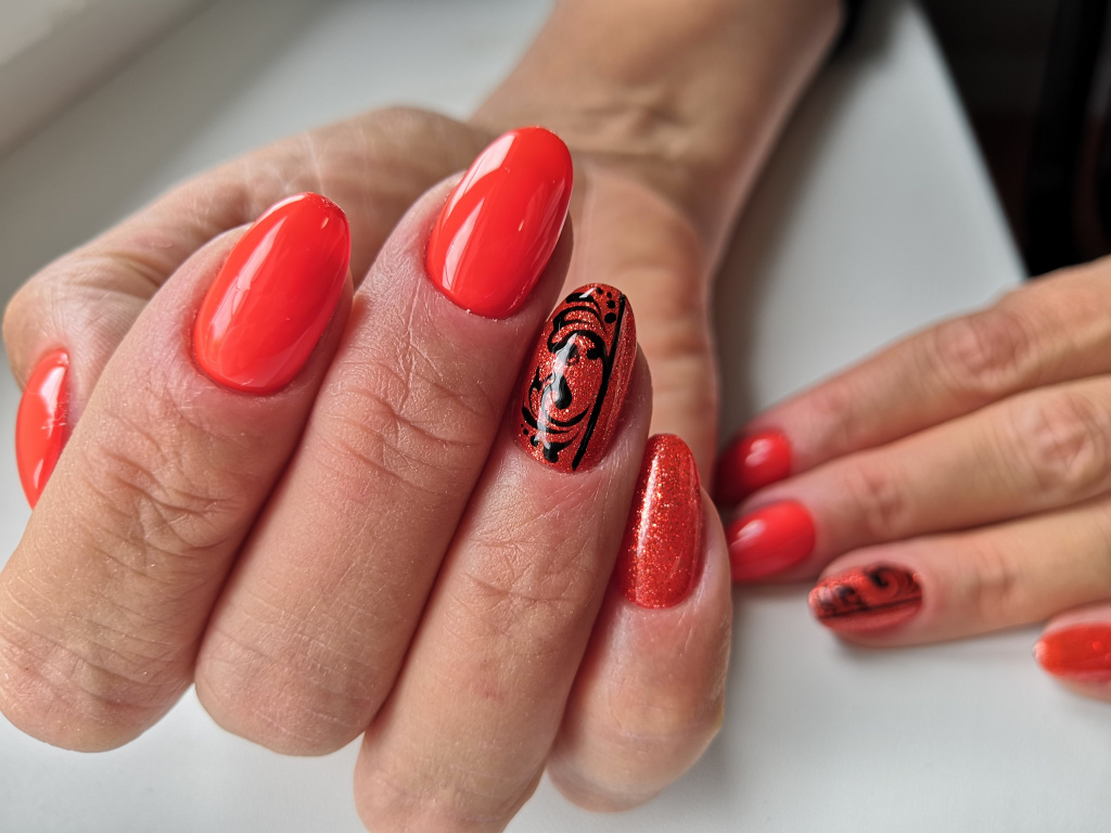 Новинки маникюра 2022-2023: дизайн ногтей с красным гель-лаком