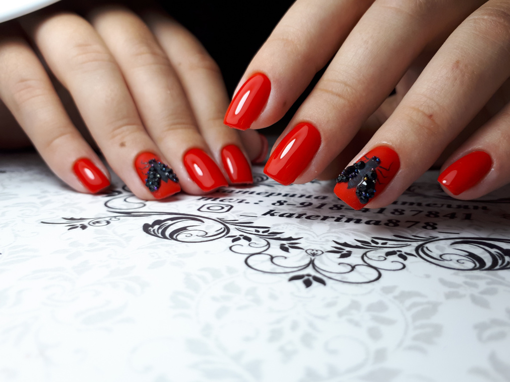 Новинки маникюра 2022-2023: дизайн ногтей с красным гель-лаком