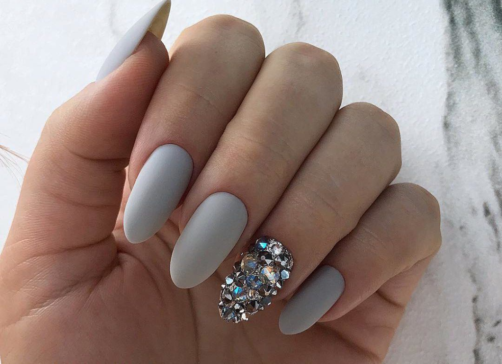 Фото темного маникюра - идеи дизайнов серого маникюра 2022 года на короткие и длинные ногти