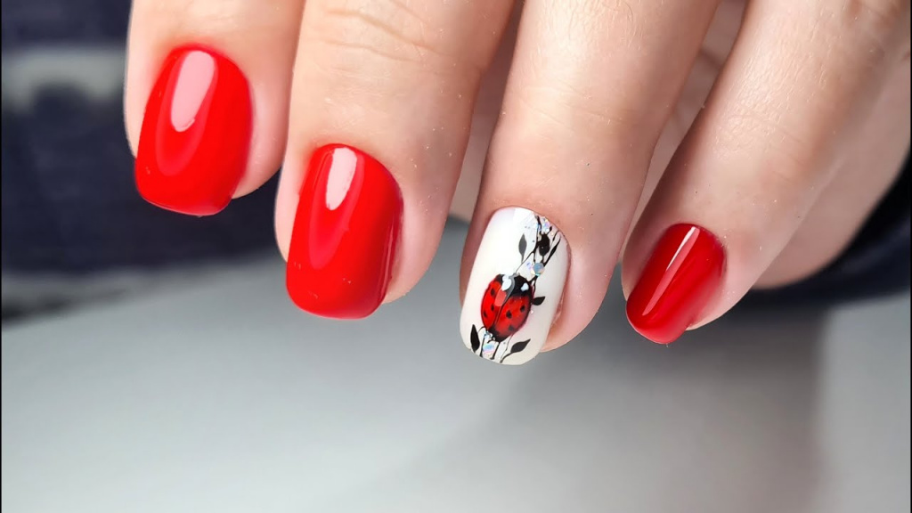 Новинки маникюра 2022-2023: дизайн ногтей с красным гель-лаком